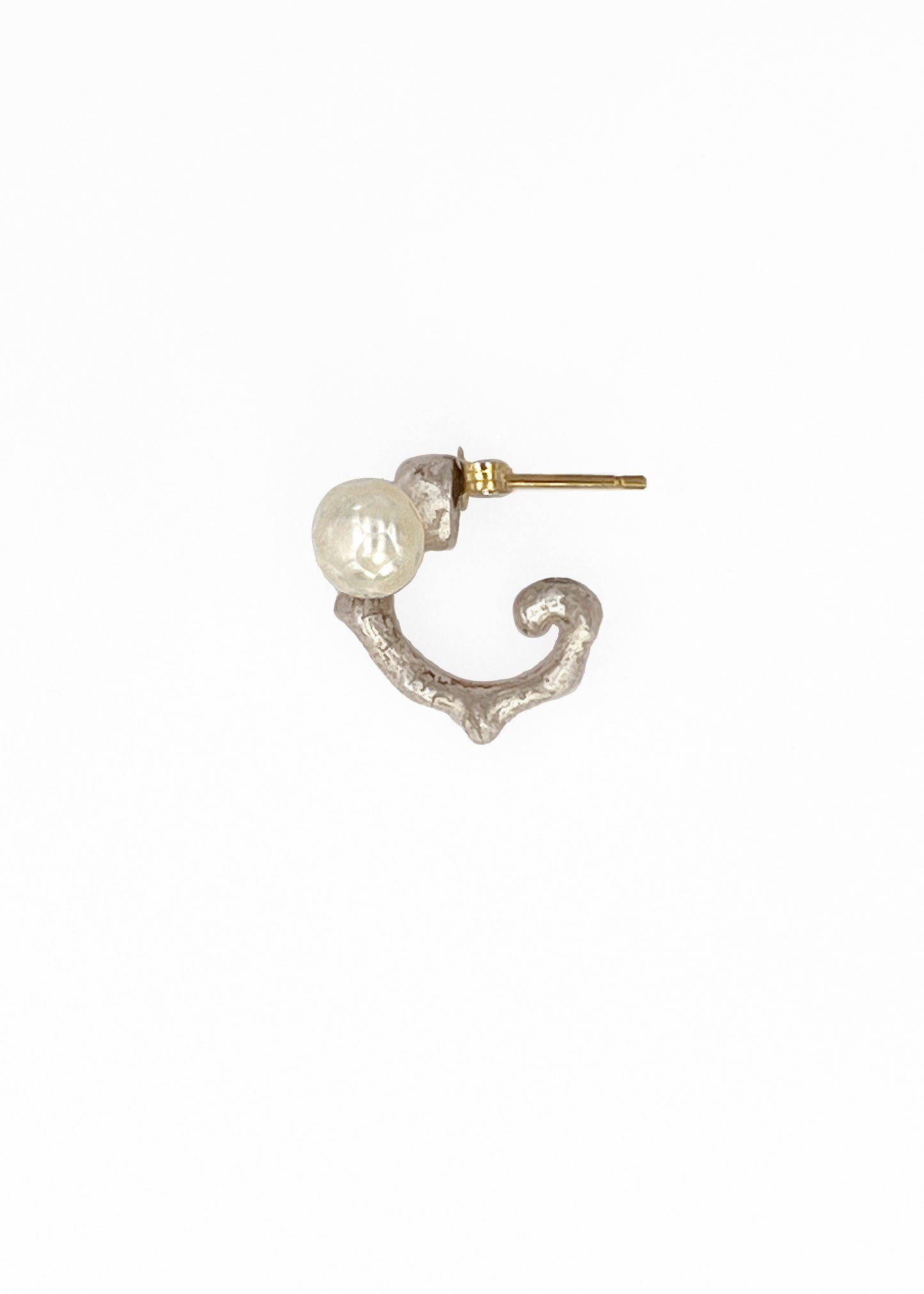 BONE Earring No.1 with a faceted cut freshwater Pearl