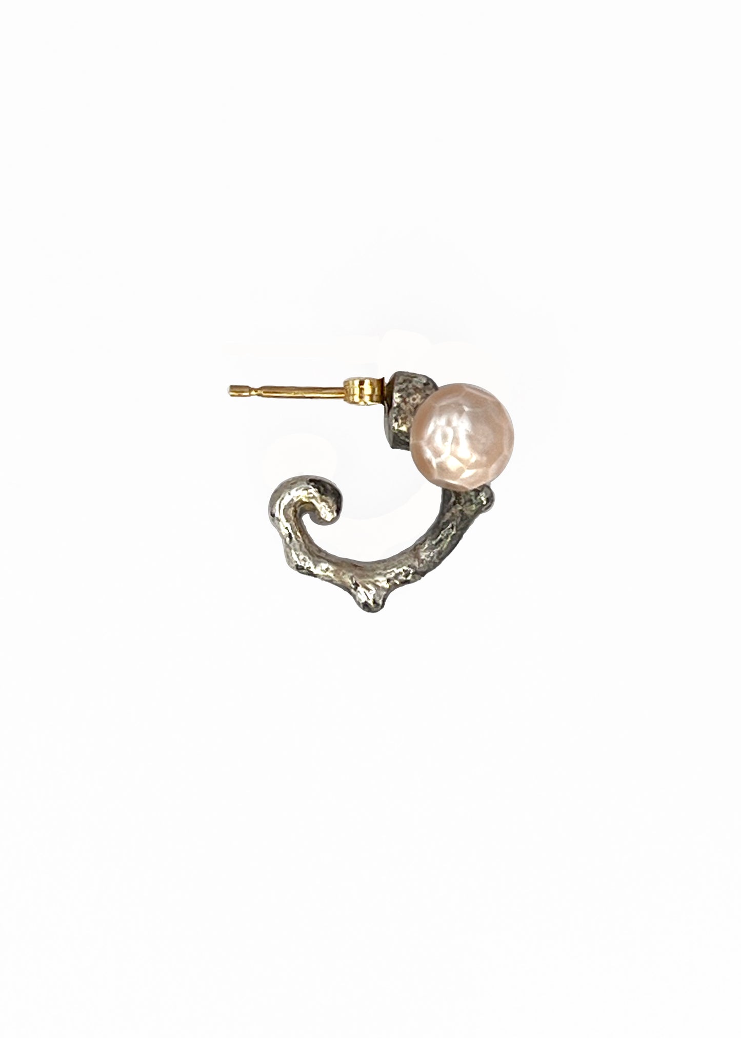 BONE Earring No.1 with a faceted cut freshwater Pearl