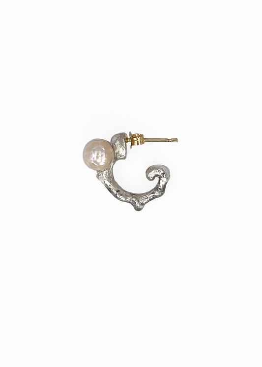 BONE Earring No.1 with a faceted cut freshwater Pearl