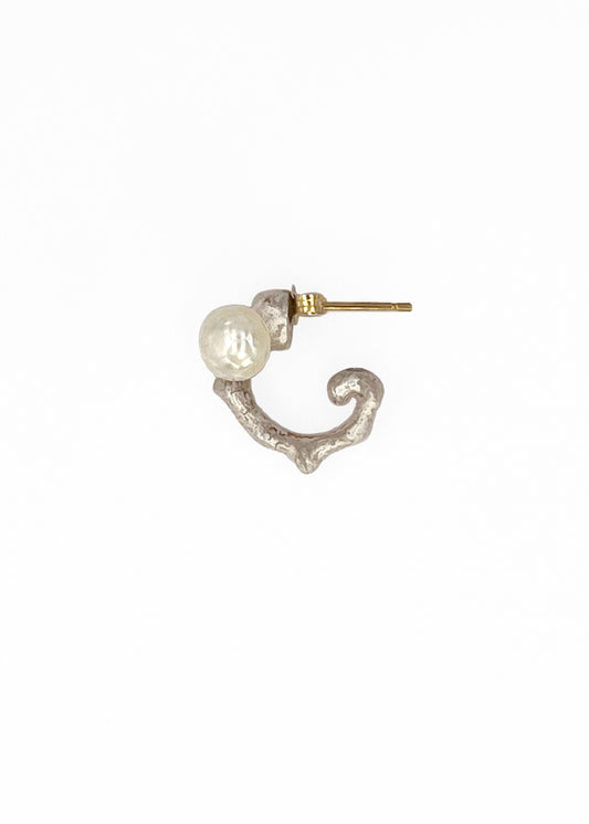 BONE Earring No.1 with a faceted cut freshwater Pearl