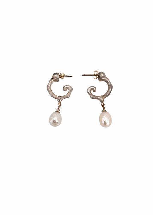 BONE Earring No.1 Large with 1 faceted freshwater pearl
