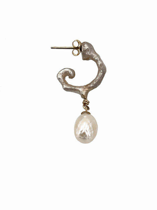 BONE Earring No.1 Large with 1 faceted freshwater pearl