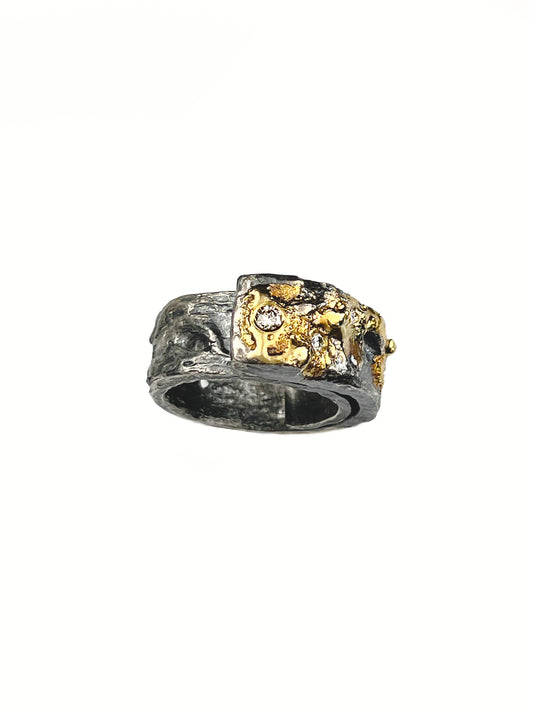 Nomad Treasure Ring L Width with 5 white diamonds