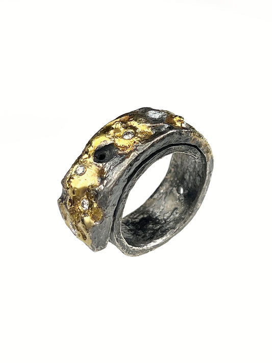 Nomad Treasure Ring L Width with 5 white diamonds