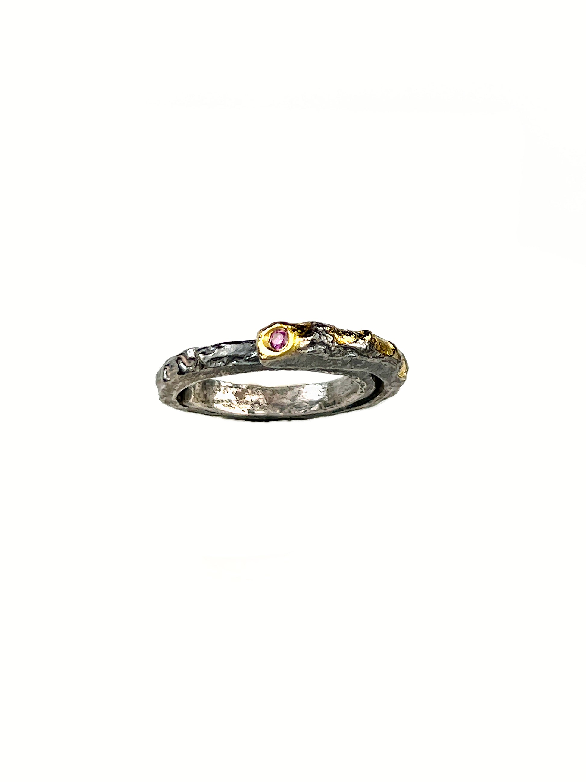Nomad Treasure Ring XS Width with a pink diamond